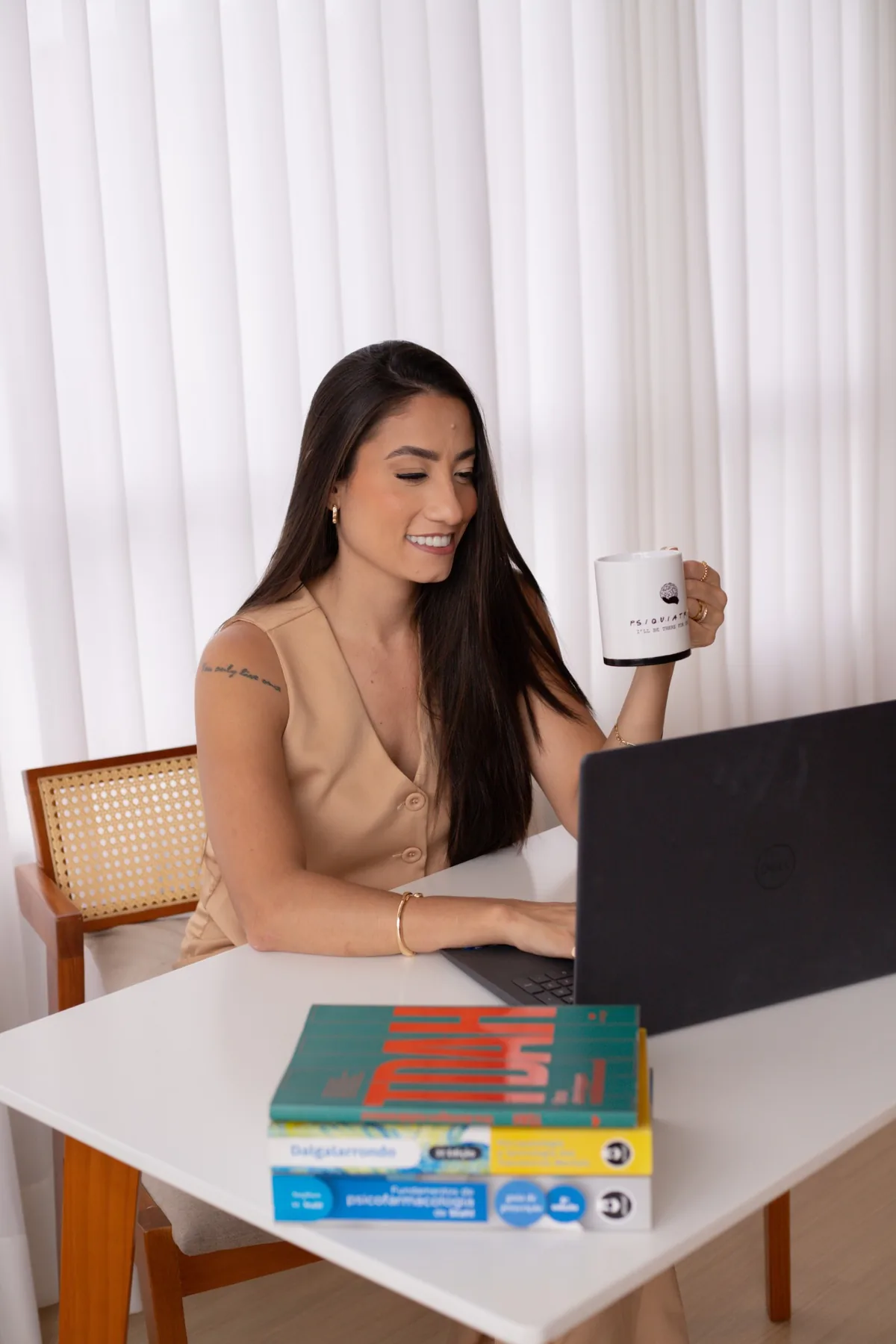 Dra. Karolayne Lacerda em consulta online